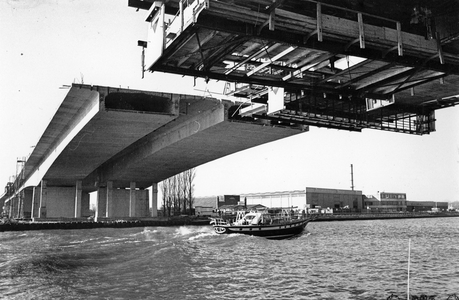 847482 Gezicht op de aanleg van het viaduct over het Amsterdam-Rijnkanaal bij de Amsterdamsestraatweg te Maarssen, in ...